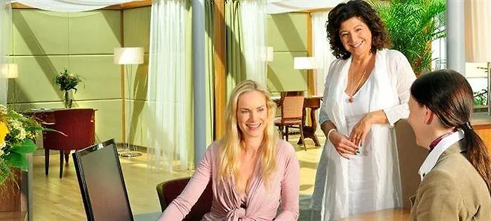 La Pura Womens Health 4* غراس أم كامب